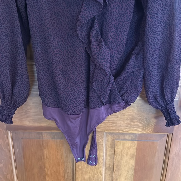 Abercrombie burgundy leopard ruffle semi sheer bodysuit size S - Picture 3 of 5